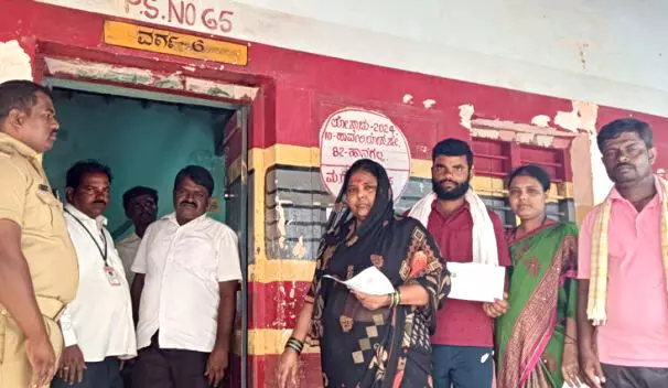 ಹಾವೇರಿ: : ಮನೆಯ ಯಜಮಾನನ್ನು ಕಳೆದುಕೊಂಡ ದುಃಖದ ನಡುವೆಯೂ ಮತ ಚಲಾಯಿಸಿ ಮಾದರಿಯಾದ ಕುಟುಂಬ