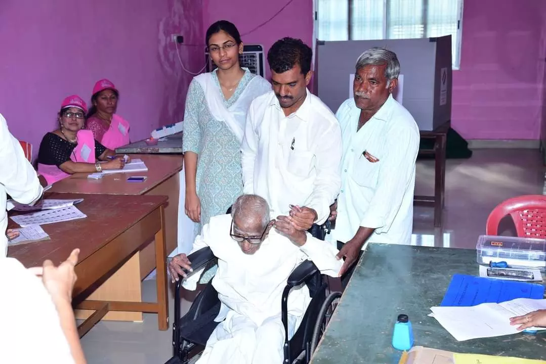 ಭಾಲ್ಕಿಯಲ್ಲಿ ಖಂಡ್ರೆ ಕುಟುಂಬದಿಂದ ತಾತ, ಮಗ, ಮೊಮ್ಮಗ ಮತದಾನ