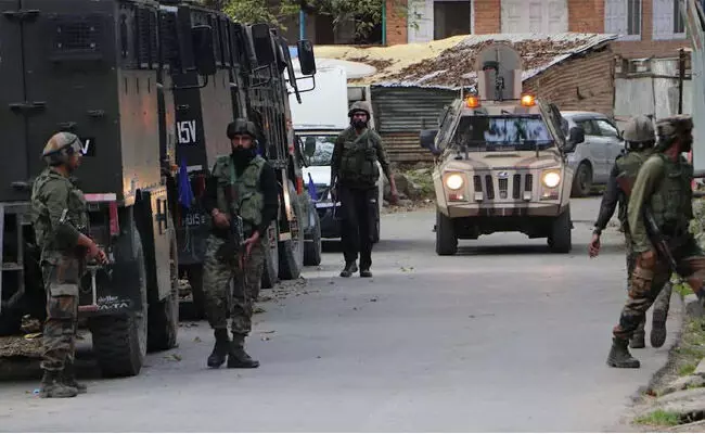 ಜಮ್ಮುಕಾಶ್ಮೀರ | ಗುಂಡಿನ ಕಾಳಗ ಇಬ್ಬರು ಶಂಕಿತ ಭಯೋತ್ಪಾದಕರು ಸಾವು ಜಮ್ಮುಕಾಶ್ಮೀರ | ಗುಂಡಿನ ಕಾಳಗ ಇಬ್ಬರು ಶಂಕಿತ ಭಯೋತ್ಪಾದಕರು ಸಾವು