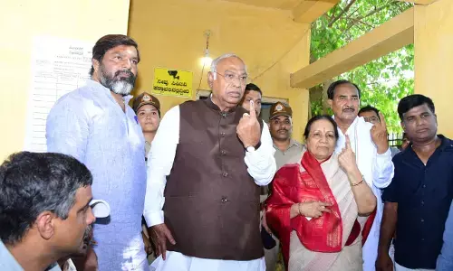 ಎಐಸಿಸಿ ಅಧ್ಯಕ್ಷ ಮಲ್ಲಿಕಾರ್ಜುನ ಖರ್ಗೆ ಕಲಬುರಗಿಯಲ್ಲಿ ಮತದಾನ