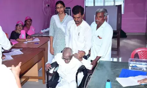 ಭಾಲ್ಕಿಯಲ್ಲಿ ಖಂಡ್ರೆ ಕುಟುಂಬದಿಂದ ತಾತ, ಮಗ, ಮೊಮ್ಮಗ ಮತದಾನ