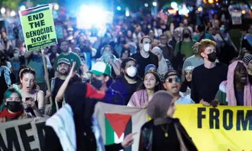 ಅಮೆರಿಕದ ಧ್ವಜ ಸುಟ್ಟುಹಾಕಿದ ಫೆಲೆಸ್ತೀನ್ ಪರ ಪ್ರತಿಭಟನಾಕಾರರು