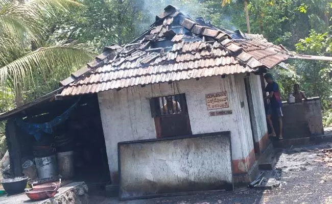 ಕಾರ್ಕಳ: ಸಿಡಿದ ಸುಡುಮದ್ದು ಘಟಕ; ಇಬ್ಬರಿಗೆ ಗಾಯ ಕಾರ್ಕಳ: ಸಿಡಿದ ಸುಡುಮದ್ದು ಘಟಕ; ಇಬ್ಬರಿಗೆ ಗಾಯ