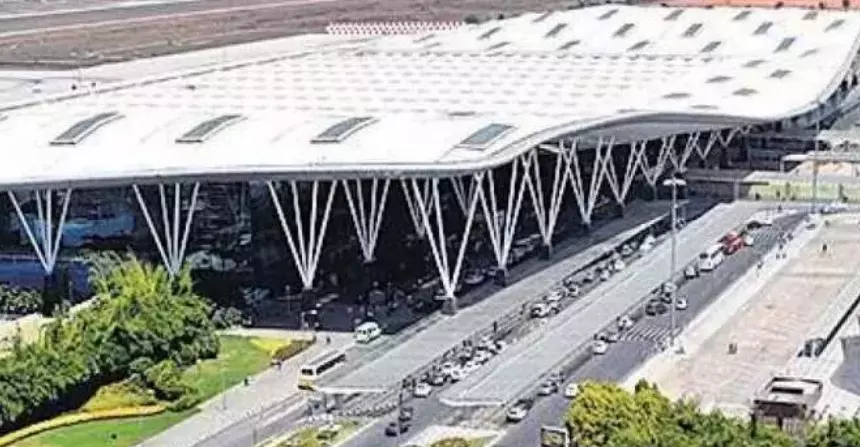 ಬೆಂಗಳೂರು | ವಿಮಾನ ನಿಲ್ದಾಣದ ಇ-ಮೇಲ್ಗೆ ಹುಸಿ ಬಾಂಬ್ ಬೆದರಿಕೆ ಕರೆ : ಪ್ರಕರಣ ದಾಖಲು ಬೆಂಗಳೂರು | ವಿಮಾನ ನಿಲ್ದಾಣದ ಇ-ಮೇಲ್ಗೆ ಹುಸಿ ಬಾಂಬ್ ಬೆದರಿಕೆ ಕರೆ : ಪ್ರಕರಣ ದಾಖಲು