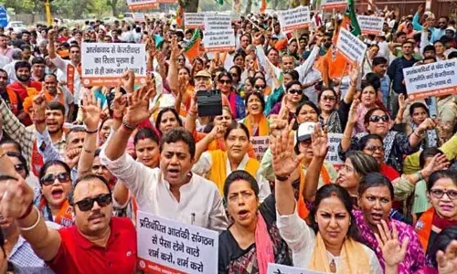 ಆಪ್‌ ಕಚೇರಿ ಮುಂದೆ ಬಿಜೆಪಿ ಪ್ರತಿಭಟನೆ | ಕೇಜ್ರಿವಾಲ್‌ ವಿರುದ್ಧ ಎನ್‌ಐಎ ತನಿಖೆಗೆ ಎಲ್‌ಜಿ ಶಿಫಾರಸಿಗೆ ಬೆಂಬಲ