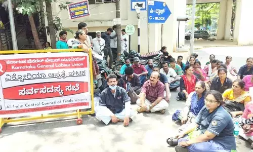 56 ವಾರ್ಡ್ ಗುತ್ತಿಗೆ ಅಟೆಂಡರ್‌ಗಳನ್ನು ಕೆಲಸದಿಂದ ವಜಾಗೊಳಿಸಿದ ವಿಕ್ಟೋರಿಯಾ ಆಸ್ಪತ್ರೆ: ಆರೋಪ