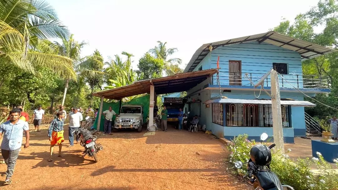 ಭಟ್ಕಳ: ಹಾಡಹಗಲೇ ಮನೆಗೆ ನುಗ್ಗಿ ಲಕ್ಷಾಂತರ ರೂ. ಮೌಲ್ಯದ ನಗ-ನಗದು ಕಳವು ಭಟ್ಕಳ: ಹಾಡಹಗಲೇ ಮನೆಗೆ ನುಗ್ಗಿ ಲಕ್ಷಾಂತರ ರೂ. ಮೌಲ್ಯದ ನಗ-ನಗದು ಕಳವು