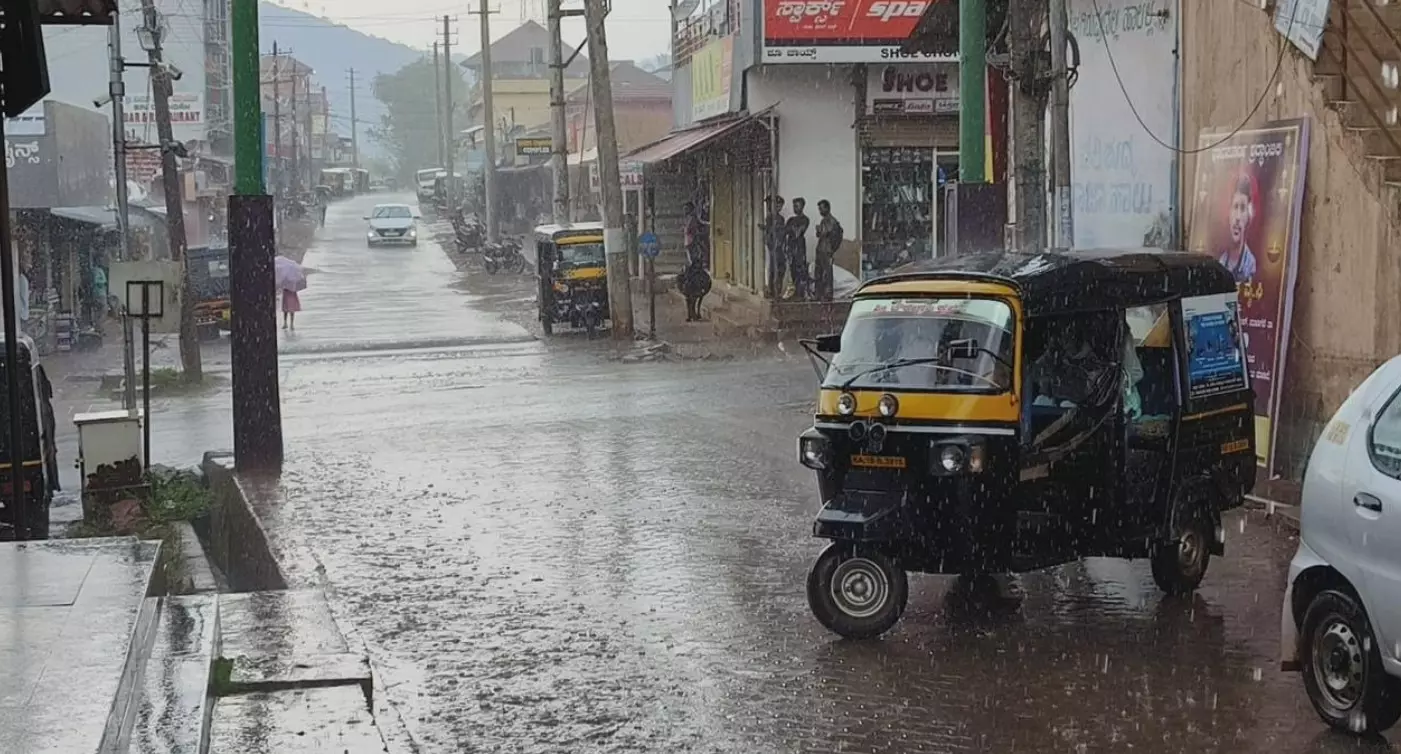 ಕಾಫಿನಾಡು ಚಿಕ್ಕಮಗಳೂರಿನಲ್ಲಿ ಮಳೆ ; ಕೃಷಿ ಚಟುವಟಿಕೆಯತ್ತ ಮುಖ ಮಾಡಿದ ರೈತರು ಕಾಫಿನಾಡು ಚಿಕ್ಕಮಗಳೂರಿನಲ್ಲಿ ಮಳೆ ; ಕೃಷಿ ಚಟುವಟಿಕೆಯತ್ತ ಮುಖ ಮಾಡಿದ ರೈತರು