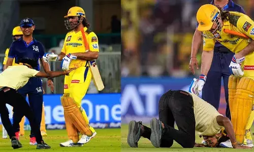 ಮೈದಾನಕ್ಕೆ ನುಗ್ಗಿ ಧೋನಿ ಕಾಲಿಗೆ ಬಿದ್ದ ಅಭಿಮಾನಿ