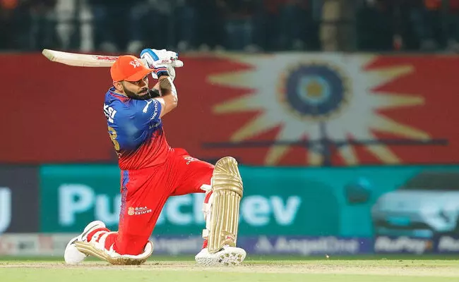 ಒಂದೇ ಐಪಿಎಲ್ ತಂಡದ ಪರ 250 ಪಂದ್ಯ ಆಡಿದ ಮೊದಲ ಆಟಗಾರ ವಿರಾಟ್ ಕೊಹ್ಲಿ ಒಂದೇ ಐಪಿಎಲ್ ತಂಡದ ಪರ 250 ಪಂದ್ಯ ಆಡಿದ ಮೊದಲ ಆಟಗಾರ ವಿರಾಟ್ ಕೊಹ್ಲಿ