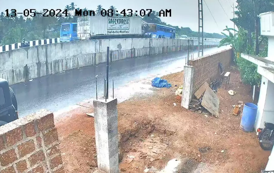 ಕಾಸರಗೋಡು | ಖಾಸಗಿ ಬಸ್‌ಗೆ ಕಂಟೈನರ್ ಲಾರಿ ಢಿಕ್ಕಿ : ಚಾಲಕ ಸೇರಿದಂತೆ ನಾಲ್ವರಿಗೆ ಗಾಯ