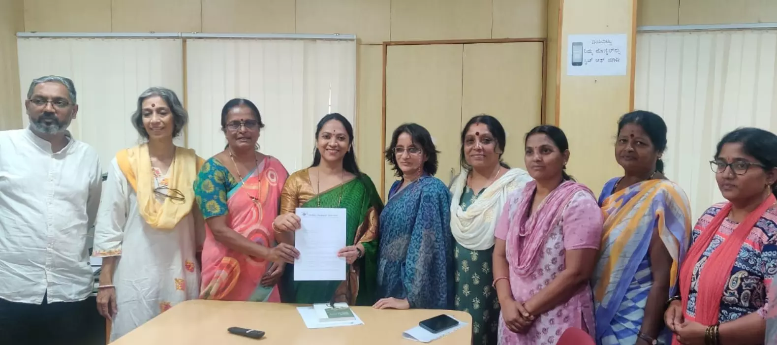 ಲೈಂಗಿಕ ಹಗರಣ | ಸಾಮಾಜಿಕ ಜಾಲತಾಣದಿಂದ ಮಹಿಳೆಯರ ವಿಡಿಯೋಗಳನ್ನು ತೆಗೆದು ಹಾಕುವಂತೆ ಒತ್ತಾಯ ಲೈಂಗಿಕ ಹಗರಣ | ಸಾಮಾಜಿಕ ಜಾಲತಾಣದಿಂದ ಮಹಿಳೆಯರ ವಿಡಿಯೋಗಳನ್ನು ತೆಗೆದು ಹಾಕುವಂತೆ ಒತ್ತಾಯ