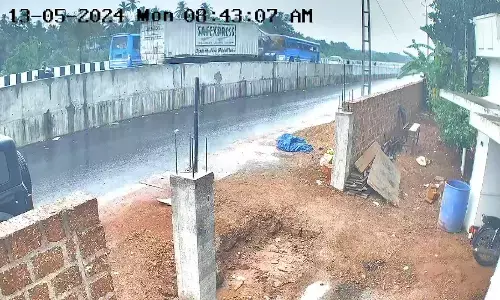 ಕಾಸರಗೋಡು | ಖಾಸಗಿ ಬಸ್‌ಗೆ ಕಂಟೈನರ್ ಲಾರಿ ಢಿಕ್ಕಿ : ಚಾಲಕ ಸೇರಿದಂತೆ ನಾಲ್ವರಿಗೆ ಗಾಯ