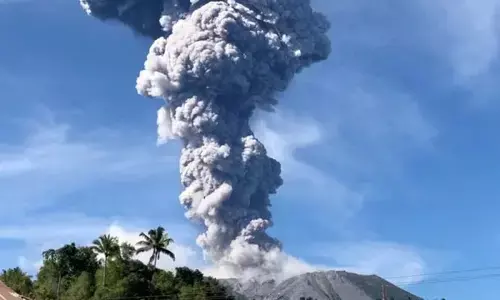 ಇಂಡೊನೇಷ್ಯಾದಲ್ಲಿ ಜ್ವಾಲಾಮುಖಿ ಸ್ಫೋಟ ; ಚಿಮ್ಮುತ್ತಿರುವ ಲಾವಾರಸದ ಬೂದಿ