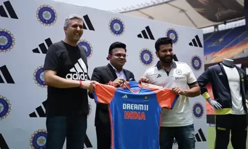 ಟಿ20 ವಿಶ್ವಕಪ್ ಜರ್ಸಿಯನ್ನು ಜಂಟಿಯಾಗಿ ಪ್ರದರ್ಶಿಸಿದ ಜಯ ಶಾ, ರೋಹಿತ್ ಶರ್ಮ