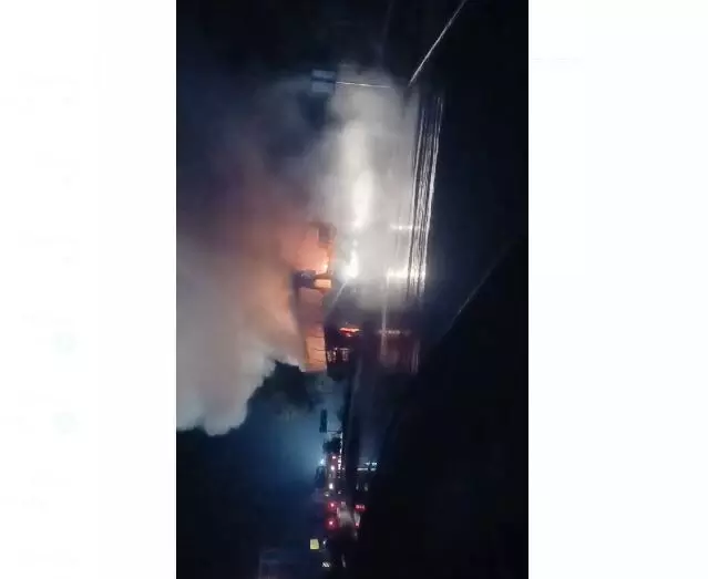 ತರೀಕೆರೆ: ಕೆಎಸ್ಸಾರ್ಟಿಸಿ ಐರಾವತ ಬಸ್ ನಲ್ಲಿ ಏಕಾಏಕಿ ಬೆಂಕಿ: ಪ್ರಯಾಣಿಕರು ಪಾರು ತರೀಕೆರೆ: ಕೆಎಸ್ಸಾರ್ಟಿಸಿ ಐರಾವತ ಬಸ್ ನಲ್ಲಿ ಏಕಾಏಕಿ ಬೆಂಕಿ: ಪ್ರಯಾಣಿಕರು ಪಾರು