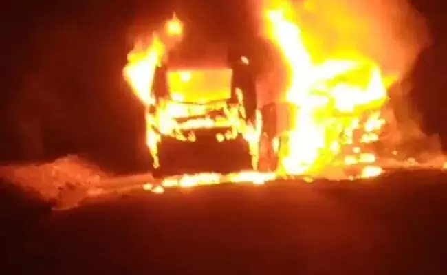 ಟಿಪ್ಪರ್ ಢಿಕ್ಕಿ ಹೊಡೆದು ಬಸ್‌ಗೆ ಬೆಂಕಿ: ಆರು ಮಂದಿ ಸಜೀವ ದಹನ