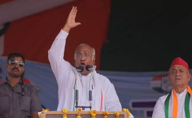 ಪ್ರಧಾನಿ ಅಭಿವೃದ್ಧಿ ವಿಷಯಗಳ ಕುರಿತು ಮಾತನಾಡಬೇಕು : ಖರ್ಗೆ