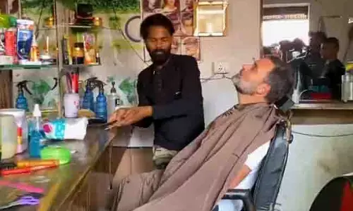 ರಾಯ್ ಬರೇಲಿ | ರಾಹುಲ್ ಗಾಂಧಿ ಕ್ಷೌರ ಮಾಡಿಸಿಕೊಂಡ ಕ್ಷೌರದ ಅಂಗಡಿಯ ಕುರ್ಚಿಗಾಗಿ ನೂಕುನುಗ್ಗಲು!