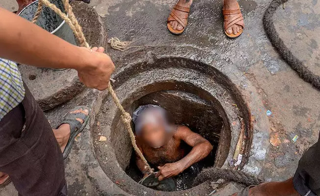 ಮ್ಯಾನ್ಯುವಲ್ ಸ್ಕ್ಯಾವೆಂಜಿಂಗ್: 10 ದಿನಗಳಲ್ಲಿ ದಿಲ್ಲಿ, ಉತ್ತರ ಪ್ರದೇಶದಲ್ಲಿ 8 ಕಾರ್ಮಿಕರ ಸಾವು; ಸಾಮಾಜಿಕ ಕಾರ್ಯಕರ್ತರ ಕಳವಳ, ಕ್ರಮಕ್ಕೆ ಆಗ್ರಹ