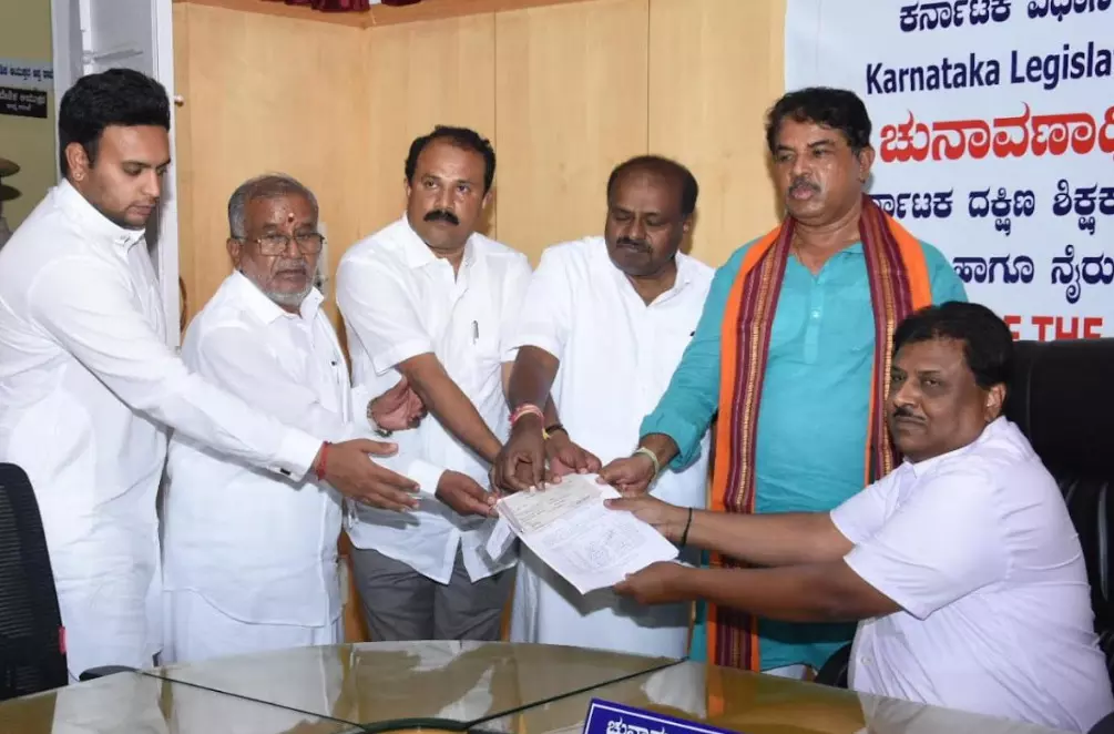 ಮೈಸೂರು | ಗೊಂದಲ, ಬಂಡಾಯದ ನಡುವೆ ದಕ್ಷಿಣ ಶಿಕ್ಷಕರ ಕ್ಷೇತ್ರಕ್ಕೆ ಮೈತ್ರಿ ಅಭ್ಯರ್ಥಿಯಾಗಿ ವಿವೇಕಾನಂದ ನಾಮಪತ್ರ ಸಲ್ಲಿಕೆ