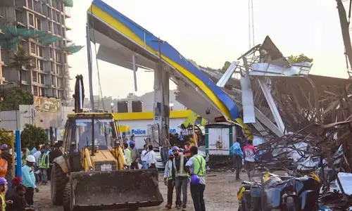 ಮುಂಬೈ ಜಾಹೀರಾತು ಫಲಕ ಬಿದ್ದ ಸ್ಥಳದಲ್ಲಿ ಕಾರಿನಲ್ಲಿ ದಂಪತಿಯ ಮೃತದೇಹ ಪತ್ತೆ