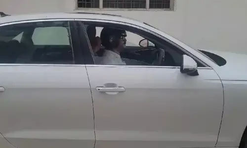 ಹೆಲ್ಮೆಟ್‌ ಧರಿಸದ್ದಕ್ಕೆ ಕಾರು ಚಾಲಕನಿಗೆ ದಂಡ!