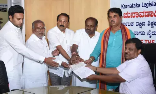 ಮೈಸೂರು | ಗೊಂದಲ, ಬಂಡಾಯದ ನಡುವೆ ದಕ್ಷಿಣ ಶಿಕ್ಷಕರ ಕ್ಷೇತ್ರಕ್ಕೆ ಮೈತ್ರಿ ಅಭ್ಯರ್ಥಿಯಾಗಿ ವಿವೇಕಾನಂದ ನಾಮಪತ್ರ ಸಲ್ಲಿಕೆ