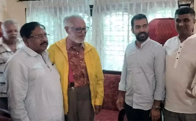 ಹಿರಿಯ ಕಾಂಗ್ರೆಸ್ ಮುಖಂಡ ಮಿಟ್ಟು ಚಂಗಪ್ಪರನ್ನು ಭೇಟಿಯಾದ ಗೃಹ ಸಚಿವರು ಹಿರಿಯ ಕಾಂಗ್ರೆಸ್ ಮುಖಂಡ ಮಿಟ್ಟು ಚಂಗಪ್ಪರನ್ನು ಭೇಟಿಯಾದ ಗೃಹ ಸಚಿವರು