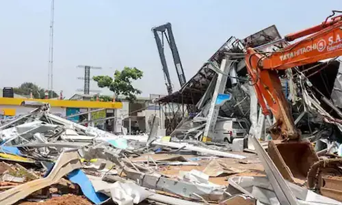 ಮುಂಬೈ ಹೋರ್ಡಿಂಗ್ ದುರಂತ: ಇನ್ನೂ ಮುಗಿಯದ ಅವಶೇಷಗಳ ತೆರವು ಕಾರ್ಯ