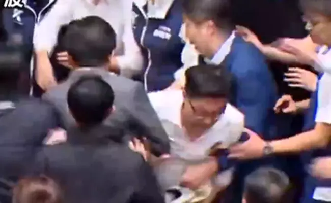 ತೈವಾನ್ ಸಂಸತ್‍ನಲ್ಲಿ ಸಂಸದರ ಮಾರಾಮಾರಿ | ಮಸೂದೆ ಕಿತ್ತುಕೊಂಡು ಓಡಿದ ಸಂಸದ