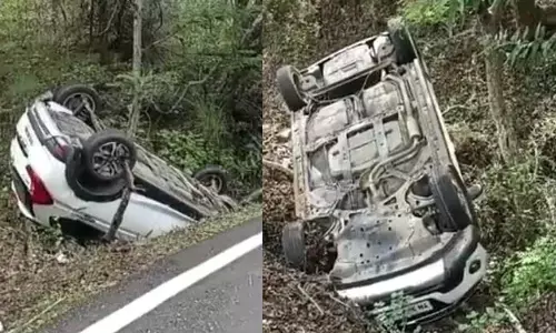 ಚಾಮರಾಜನಗರ: ಹಳ್ಳಕ್ಕೆ ಉರುಳಿದ ಕಾರು; ಅಪಾಯದಿಂದ ಪ್ರಯಾಣಿಕ ಪಾರು