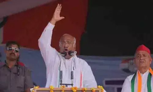 ಮೋದಿ ‘ರಾಮಮಂದಿರ-ಬುಲ್ಡೋಜರ್’ ಹೇಳಿಕೆಯಿಂದ ಮತದಾರರನ್ನು ಪ್ರಚೋದಿಸುತ್ತಿದ್ದಾರೆ: ಖರ್ಗೆ ಆರೋಪ