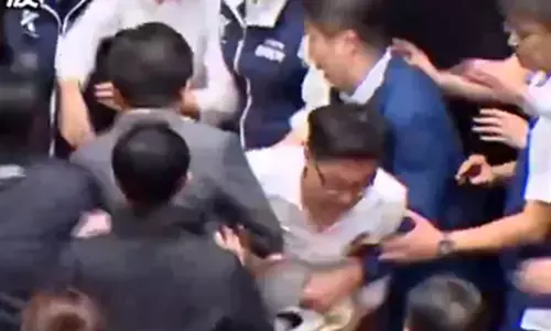 ತೈವಾನ್ ಸಂಸತ್‍ನಲ್ಲಿ ಸಂಸದರ ಮಾರಾಮಾರಿ | ಮಸೂದೆ ಕಿತ್ತುಕೊಂಡು ಓಡಿದ ಸಂಸದ