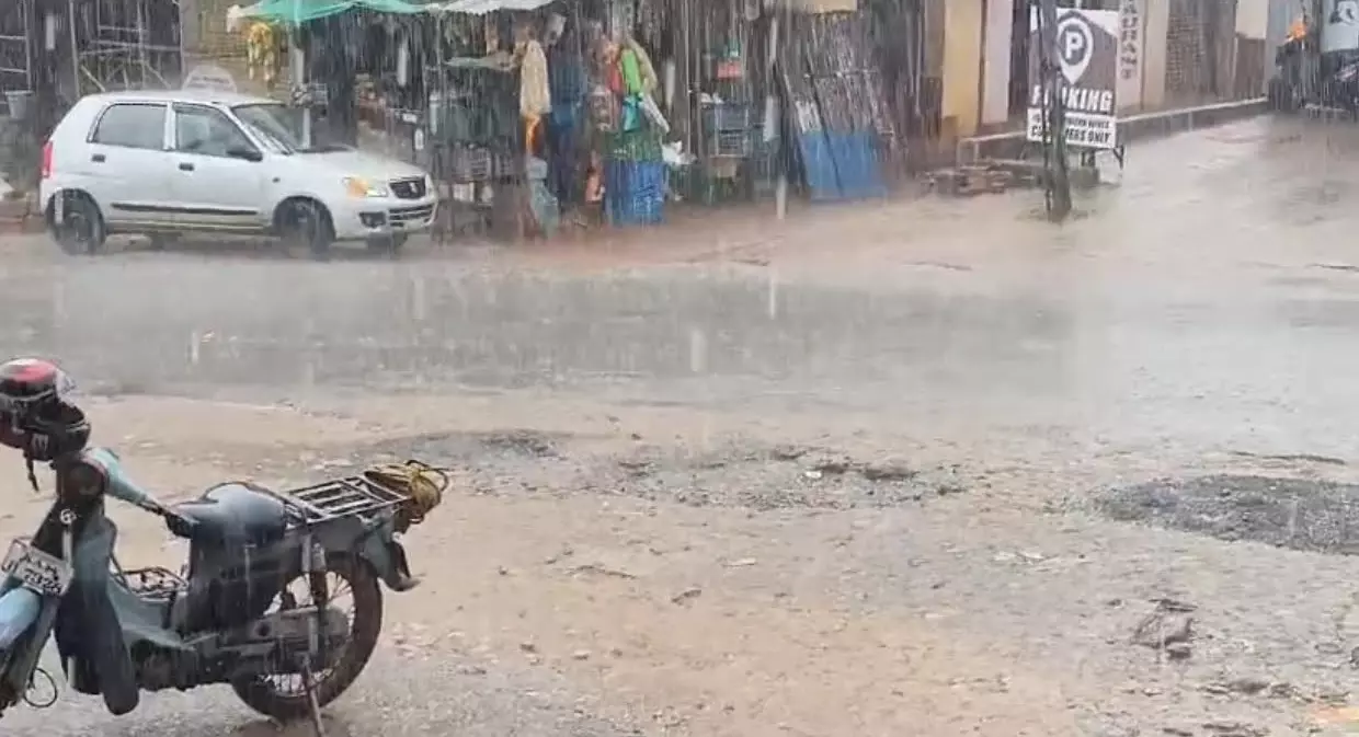 ಕಾಫಿನಾಡು ಚಿಕ್ಕಮಗಳೂರಿನಲ್ಲಿ ಮುಂದುವರಿದ ಮಳೆ : ಅಲ್ಲಲ್ಲಿ ಸಾರ್ವಜನಿಕರ ಆಸ್ತಿಗಳಿಗೆ ಹಾನಿ ಕಾಫಿನಾಡು ಚಿಕ್ಕಮಗಳೂರಿನಲ್ಲಿ ಮುಂದುವರಿದ ಮಳೆ : ಅಲ್ಲಲ್ಲಿ ಸಾರ್ವಜನಿಕರ ಆಸ್ತಿಗಳಿಗೆ ಹಾನಿ