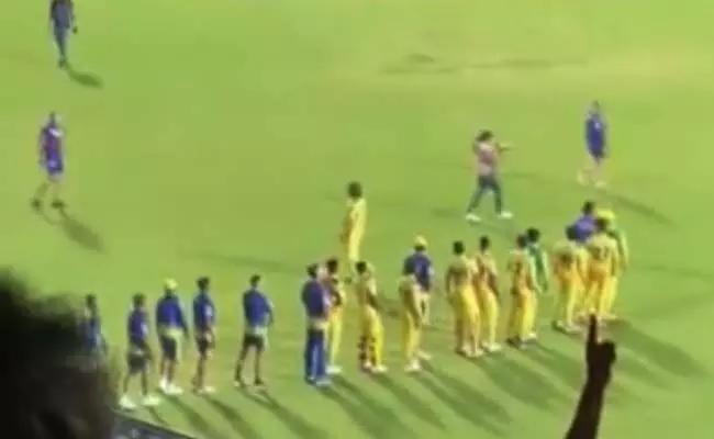 ಆರ್‌ ಸಿ ಬಿ ಆಟಗಾರರ ಕೈಕುಲುಕದೆ ಬೇಗನೆ ಮೈದಾನ ತೊರೆದ ಧೋನಿ