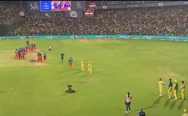 ಧೋನಿಯನ್ನು ಗೌರವಿಸುವ ಅವಕಾಶ ತಪ್ಪಿಸಿಕೊಂಡ ಆರ್ ಸಿ ಬಿ ಆಟಗಾರರು | ಇಂಗ್ಲೆಂಡ್ ಮಾಜಿ ಕ್ರಿಕೆಟಿಗ ವಾನ್ ಟೀಕೆ ಧೋನಿಯನ್ನು ಗೌರವಿಸುವ ಅವಕಾಶ ತಪ್ಪಿಸಿಕೊಂಡ ಆರ್ ಸಿ ಬಿ ಆಟಗಾರರು | ಇಂಗ್ಲೆಂಡ್ ಮಾಜಿ ಕ್ರಿಕೆಟಿಗ ವಾನ್ ಟೀಕೆ