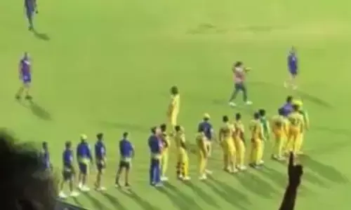 ಆರ್‌ ಸಿ ಬಿ ಆಟಗಾರರ ಕೈಕುಲುಕದೆ ಬೇಗನೆ ಮೈದಾನ ತೊರೆದ ಧೋನಿ