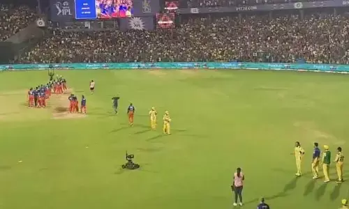 ಧೋನಿಯನ್ನು ಗೌರವಿಸುವ ಅವಕಾಶ ತಪ್ಪಿಸಿಕೊಂಡ ಆರ್‌ ಸಿ ಬಿ ಆಟಗಾರರು | ಇಂಗ್ಲೆಂಡ್ ಮಾಜಿ ಕ್ರಿಕೆಟಿಗ ವಾನ್ ಟೀಕೆ