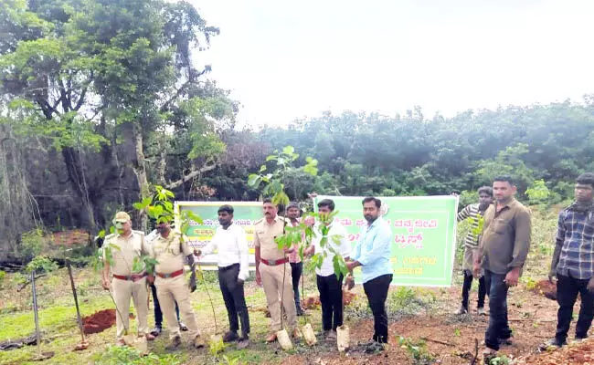 ವನ್ಯ ಜೀವಿಗಳಿಗೆ ಪೂರಕವಾದ 2 ಲಕ್ಷ ಹಣ್ಣಿನ ಗಿಡ ನೆಡುವ ಅಭಿಯಾನ ವನ್ಯ ಜೀವಿಗಳಿಗೆ ಪೂರಕವಾದ 2 ಲಕ್ಷ ಹಣ್ಣಿನ ಗಿಡ ನೆಡುವ ಅಭಿಯಾನ