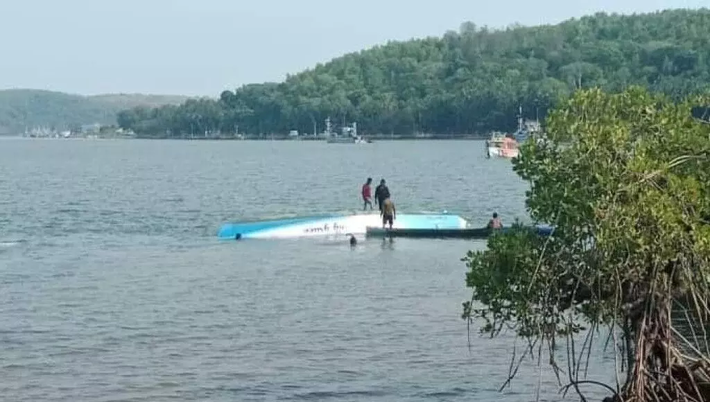 ಗೋಕರ್ಣ: ಟೂರಿಸ್ಟ್ ಬೋಟ್ ಮುಳುಗಡೆ; ಪ್ರಯಾಣಿಕರು ಪಾರು ಗೋಕರ್ಣ: ಟೂರಿಸ್ಟ್ ಬೋಟ್ ಮುಳುಗಡೆ; ಪ್ರಯಾಣಿಕರು ಪಾರು