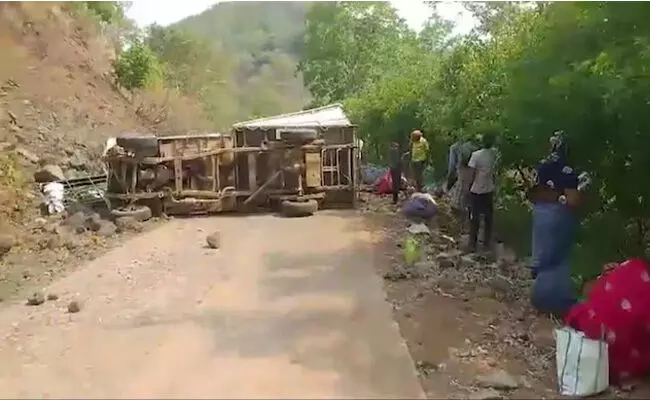 ಕಂದಕಕ್ಕೆ ಬಿದ್ದ ವಾಹನ | ಬೀಡಿ ಎಲೆ ಸಂಗ್ರಹಿಸುವ 18 ಮಂದಿ ಕಾರ್ಮಿಕರ ಮೃತ್ಯು