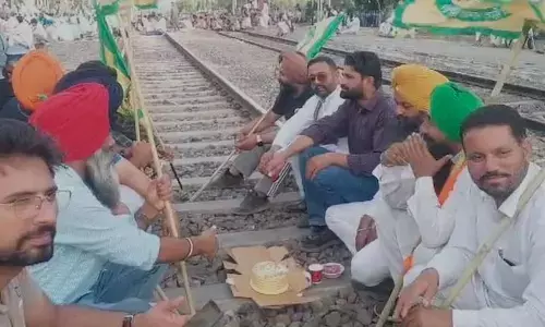 ಹರ್ಯಾಣ | ರೈಲು ಹಳಿಗಳಲ್ಲಿ ಧರಣಿ ನಿಲ್ಲಿಸಿದ ರೈತರು