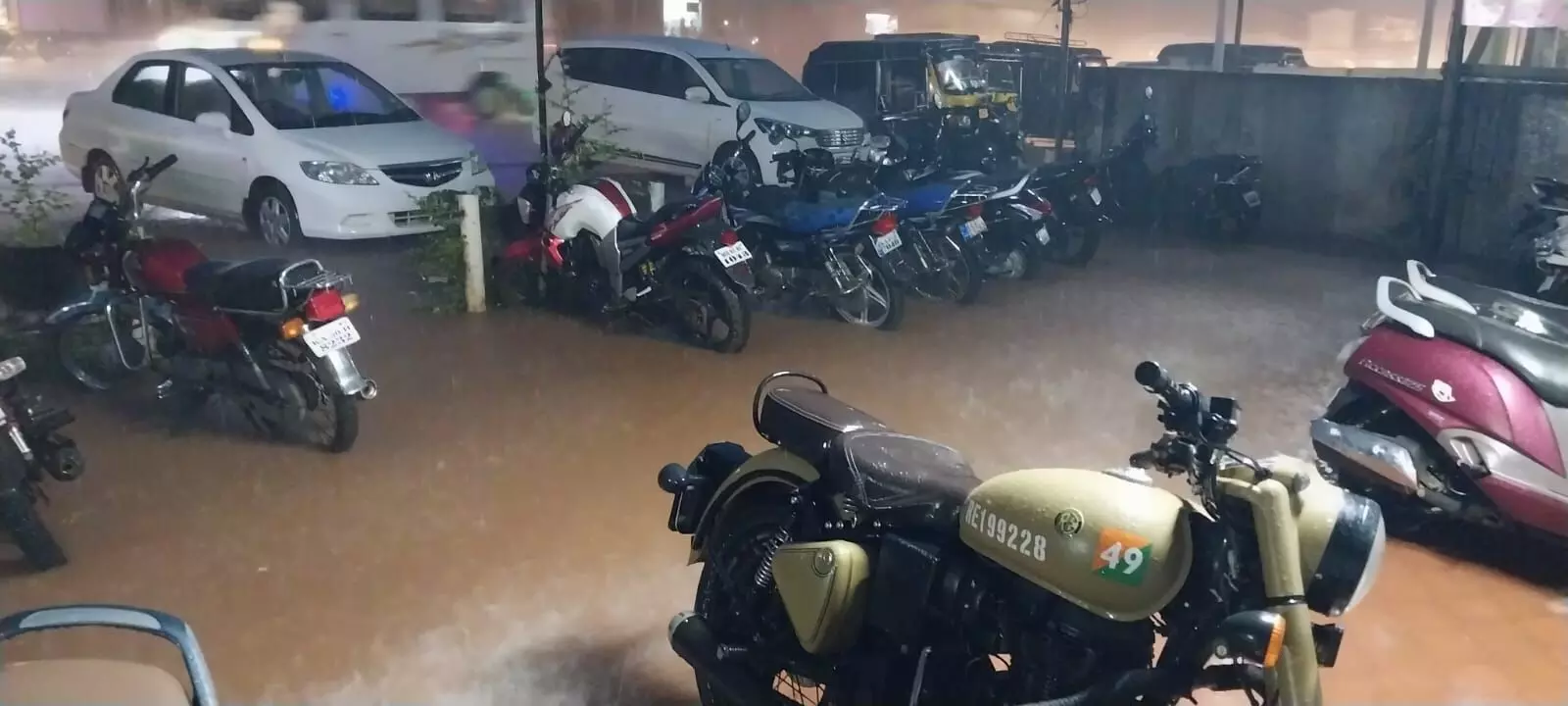 ಭಟ್ಕಳದಲ್ಲಿ ಬಿರುಗಾಳಿ ಸಹಿತ ಧಾರಾಕಾರ ಮಳೆ ಭಟ್ಕಳದಲ್ಲಿ ಬಿರುಗಾಳಿ ಸಹಿತ ಧಾರಾಕಾರ ಮಳೆ