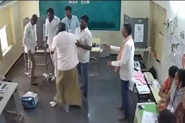 ವಿವಿಪ್ಯಾಟ್ ಯಂತ್ರ ನೆಲಕ್ಕೆಸೆದ ಶಾಸಕ: ಸಿಸಿಟಿವಿಯಲ್ಲಿ ಕೃತ್ಯ ಸೆರೆ