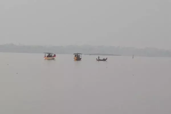 ಮಹಾರಾಷ್ಟ್ರ: ದೋಣಿ ಮಗುಚಿ ಮಕ್ಕಳ ಸಹಿತ ಆರು ಮಂದಿ ನೀರುಪಾಲು ಮಹಾರಾಷ್ಟ್ರ: ದೋಣಿ ಮಗುಚಿ ಮಕ್ಕಳ ಸಹಿತ ಆರು ಮಂದಿ ನೀರುಪಾಲು