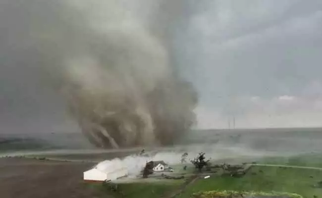 ಅಮೆರಿಕದ ಇಯೊವಾದಲ್ಲಿ ಬಿರುಗಾಳಿಯ ಆರ್ಭಟ | ವ್ಯಾಪಕ ಹಾನಿ, ಸಾವು ನೋವು ಅಮೆರಿಕದ ಇಯೊವಾದಲ್ಲಿ ಬಿರುಗಾಳಿಯ ಆರ್ಭಟ | ವ್ಯಾಪಕ ಹಾನಿ, ಸಾವು ನೋವು