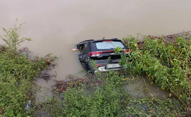 ಚಿಕ್ಕಮಗಳೂರು: ನಿಯಂತ್ರಣ ತಪ್ಪಿ ಕೆರೆಗೆ ಬಿದ್ದ ಕಾರು; ಚಾಲಕ ಮೃತ್ಯು