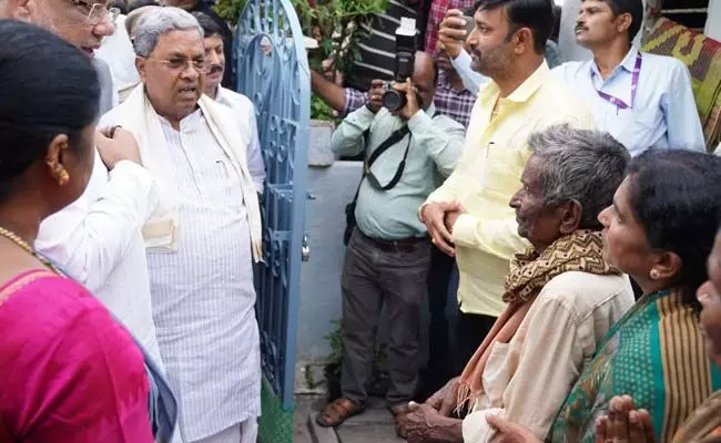 ಅನಿಲ ಸೋರಿಕೆಯಿಂದ ಒಂದೇ ಕುಟುಂಬದ ನಾಲ್ವರು ಮೃತ್ಯು: ಕುಟುಂಬಕ್ಕೆ ಸಾಂತ್ವನ ಹೇಳಿದ ಸಿಎಂ ಸಿದ್ದರಾಮಯ್ಯ