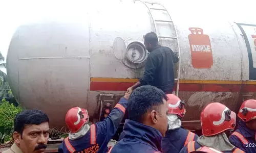 ಕಾಸರಗೋಡು | ಚಲಿಸುತ್ತಿದ್ದ ಟ್ಯಾಂಕರ್ ನಲ್ಲಿ ಅನಿಲ ಸೋರಿಕೆ: ಚಿತ್ತಾರಿ ರಾಜ್ಯ ಹೆದ್ದಾರಿಯಲ್ಲಿ ವಾಹನ ಸಂಚಾರ ಸ್ಥಗಿತ